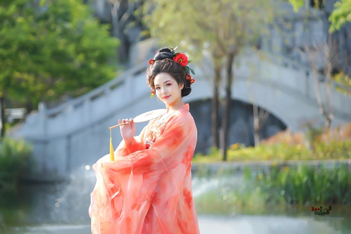 【红衣佳人倚湖畔】---芳芳