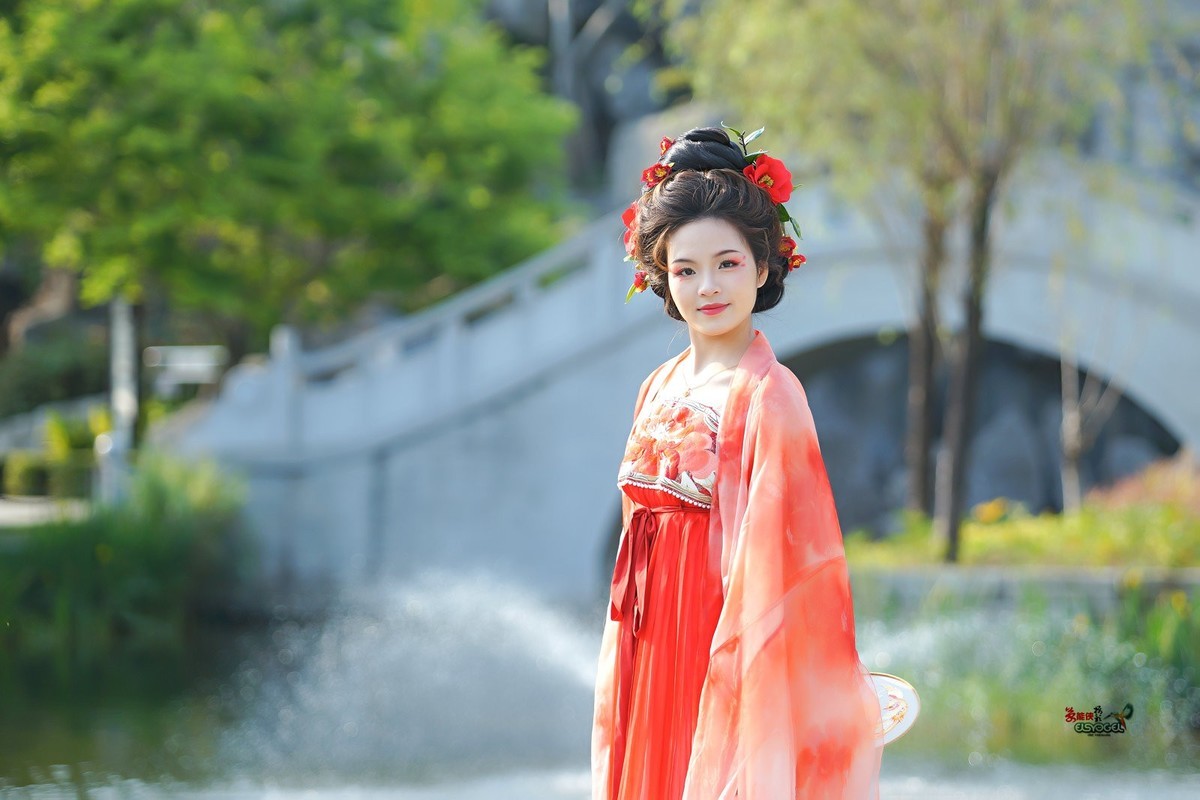 【红衣佳人倚湖畔】---芳芳