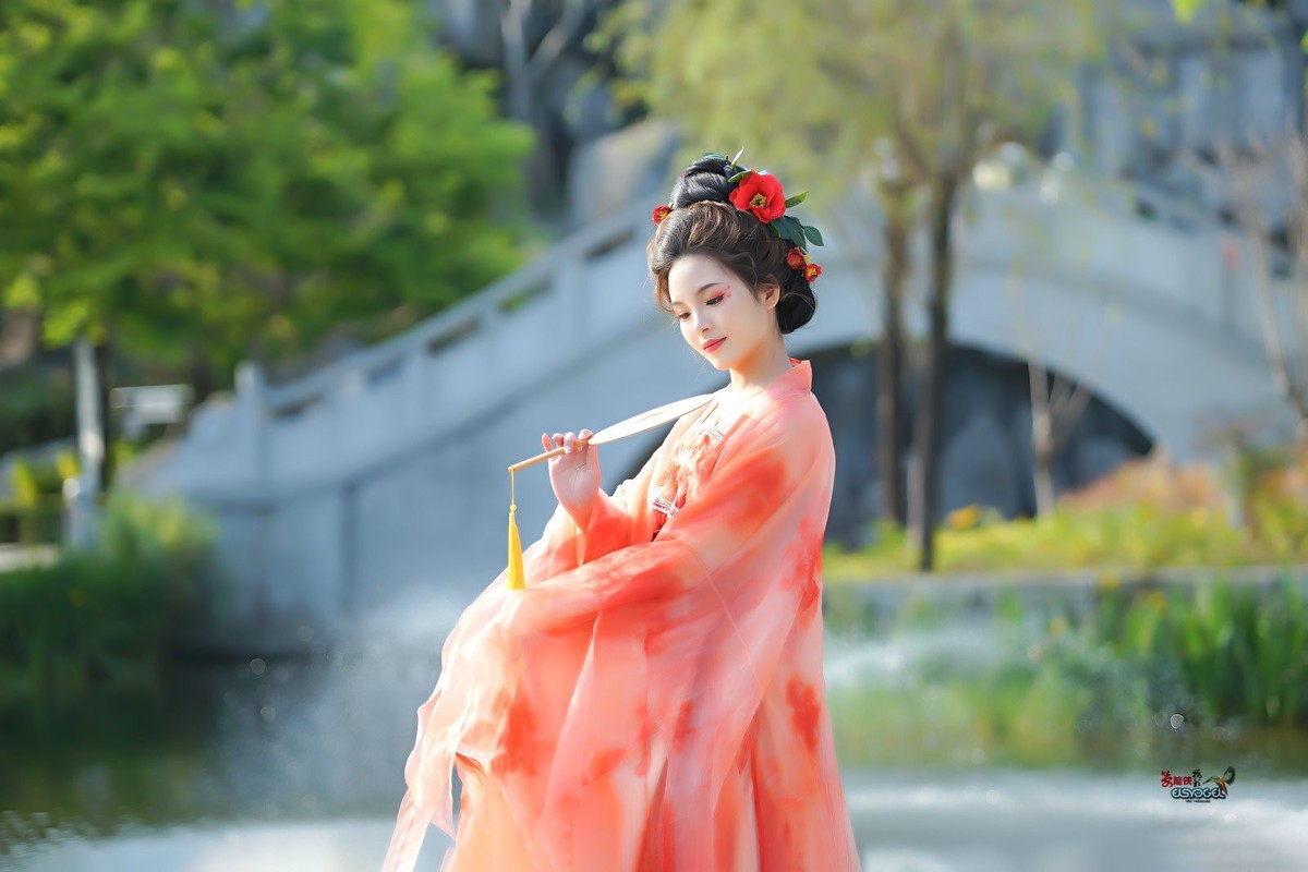 【红衣佳人倚湖畔】---芳芳