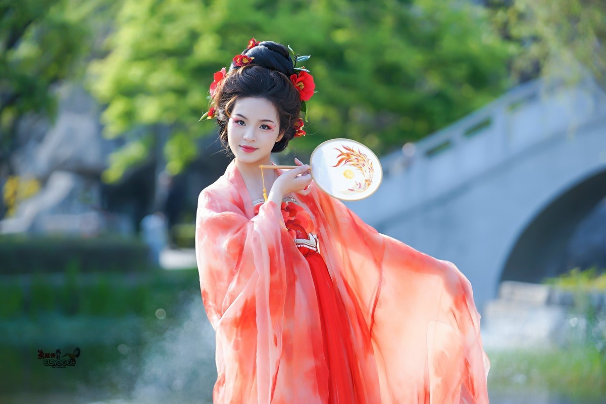 【红衣佳人倚湖畔】---芳芳