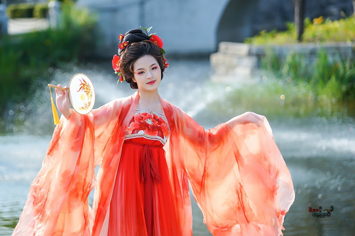 【红衣佳人倚湖畔】---芳芳