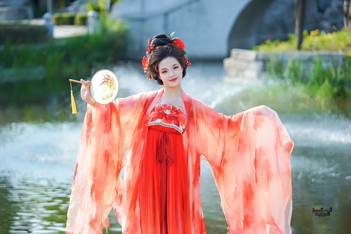 【红衣佳人倚湖畔】---芳芳