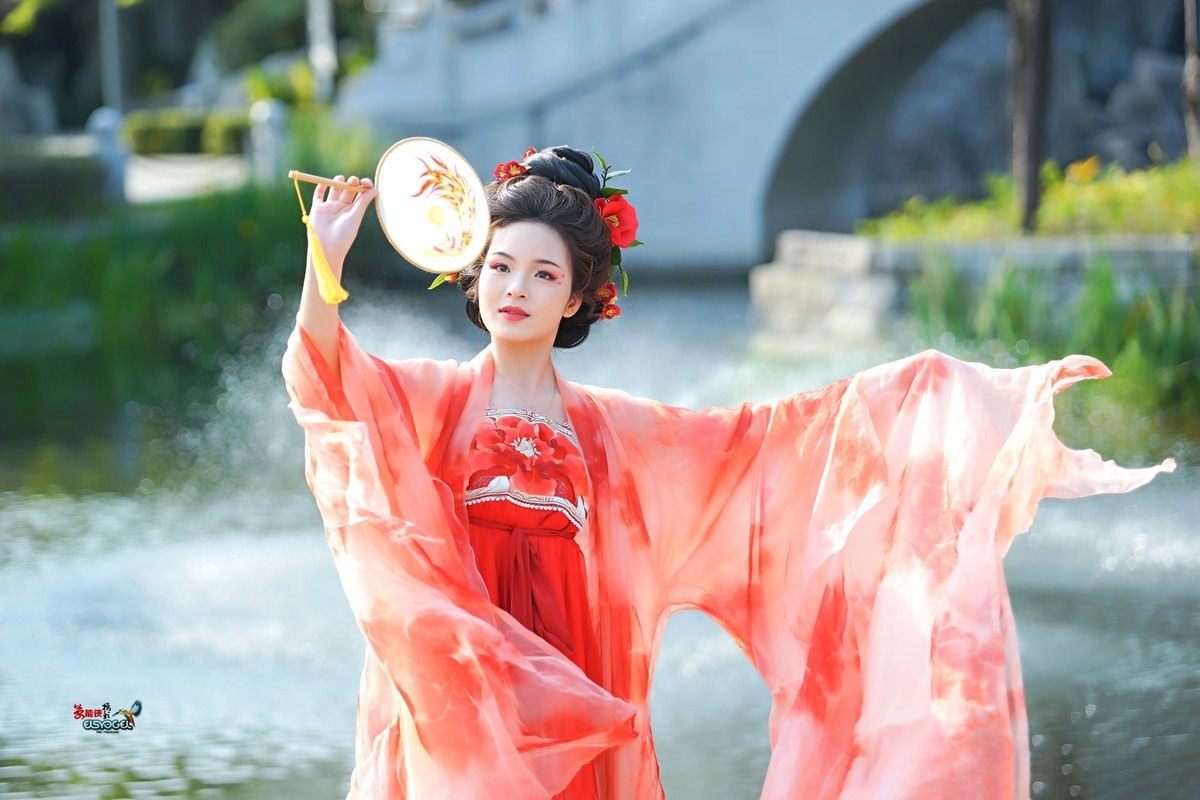 【红衣佳人倚湖畔】---芳芳
