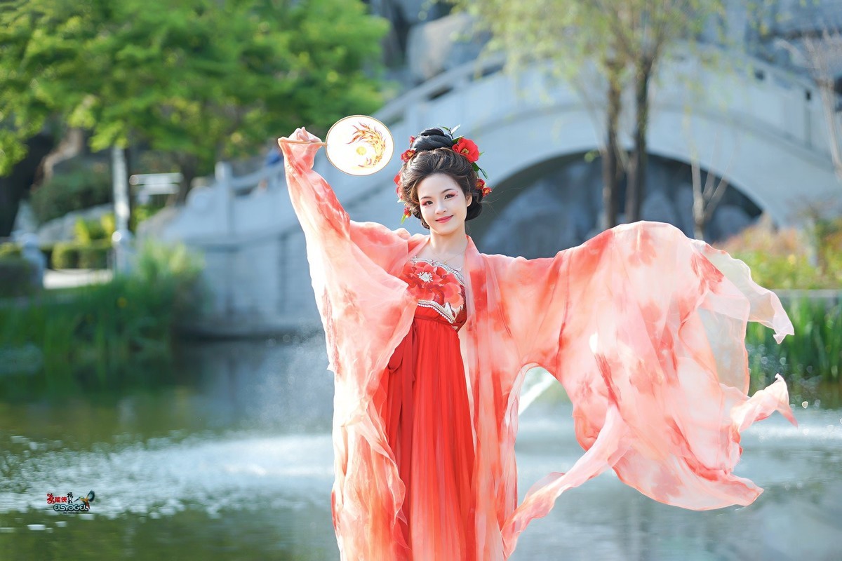 【红衣佳人倚湖畔】---芳芳