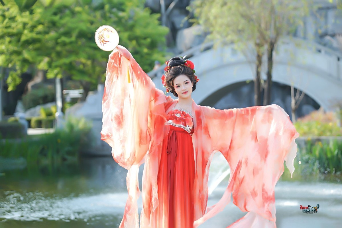 【红衣佳人倚湖畔】---芳芳