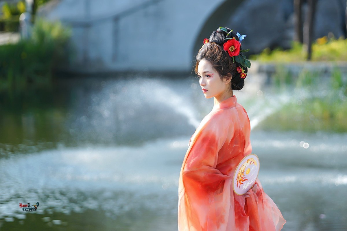 【红衣佳人倚湖畔】---芳芳