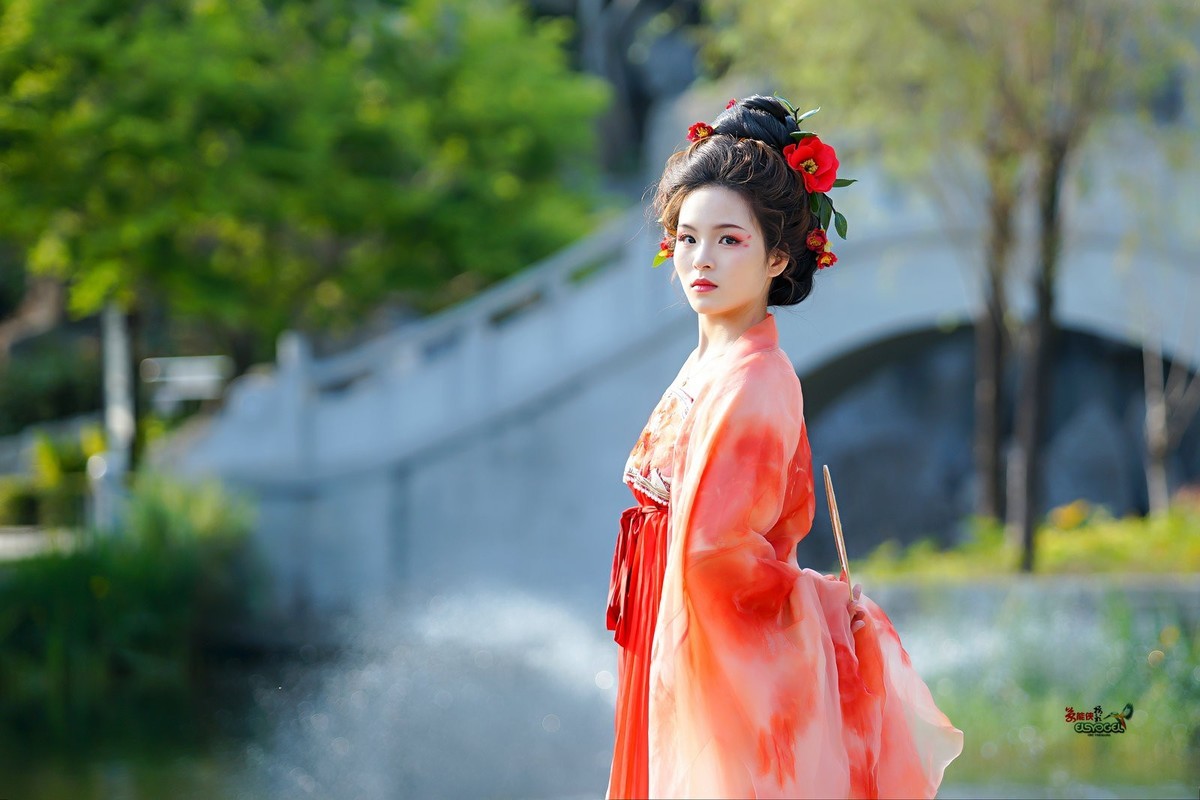 【红衣佳人倚湖畔】---芳芳