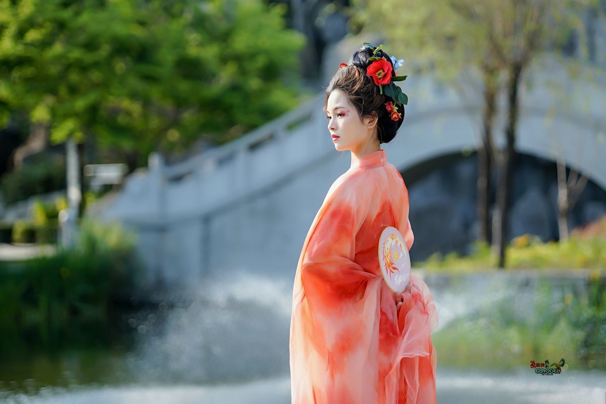 【红衣佳人倚湖畔】---芳芳