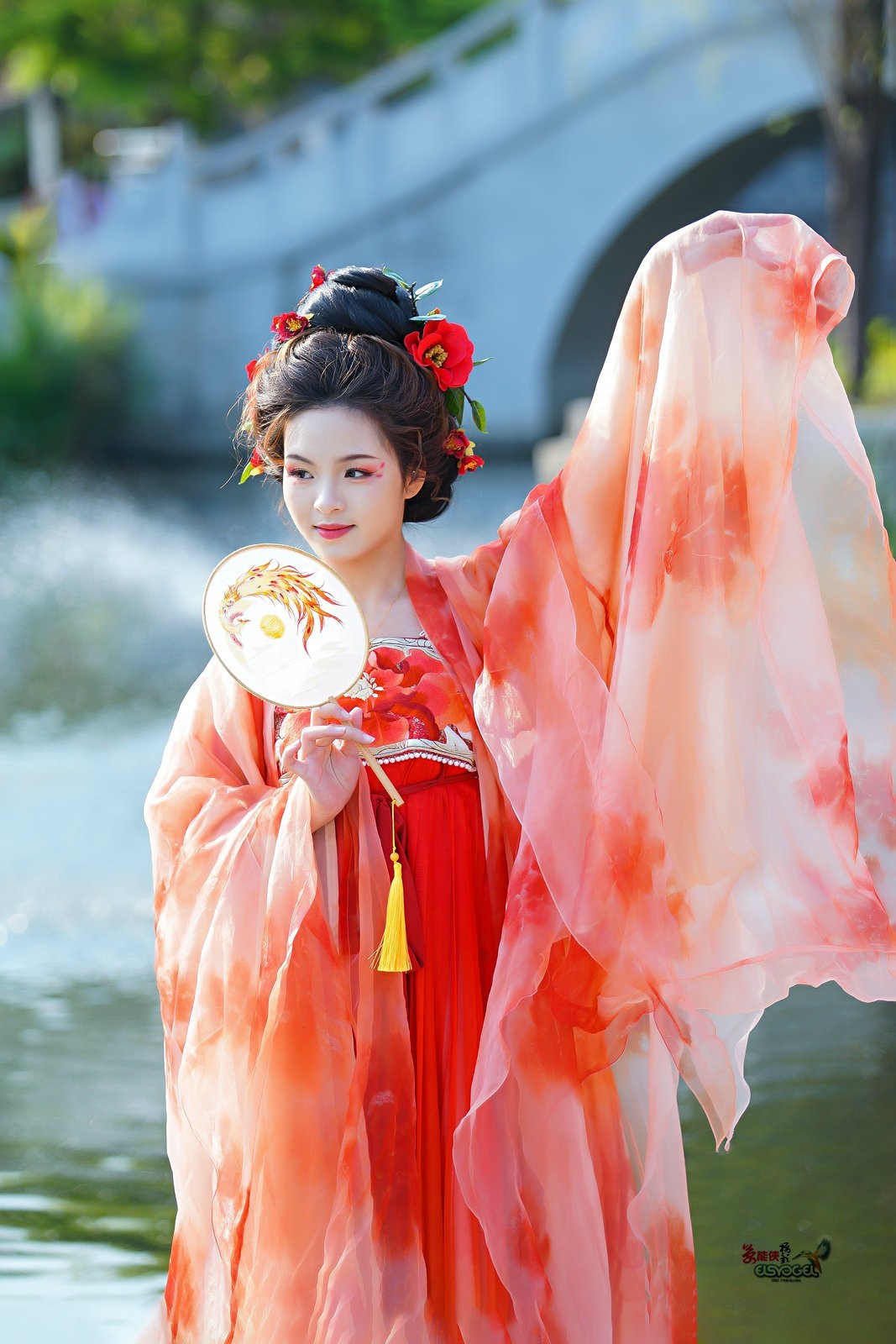 【红衣佳人倚湖畔】---芳芳