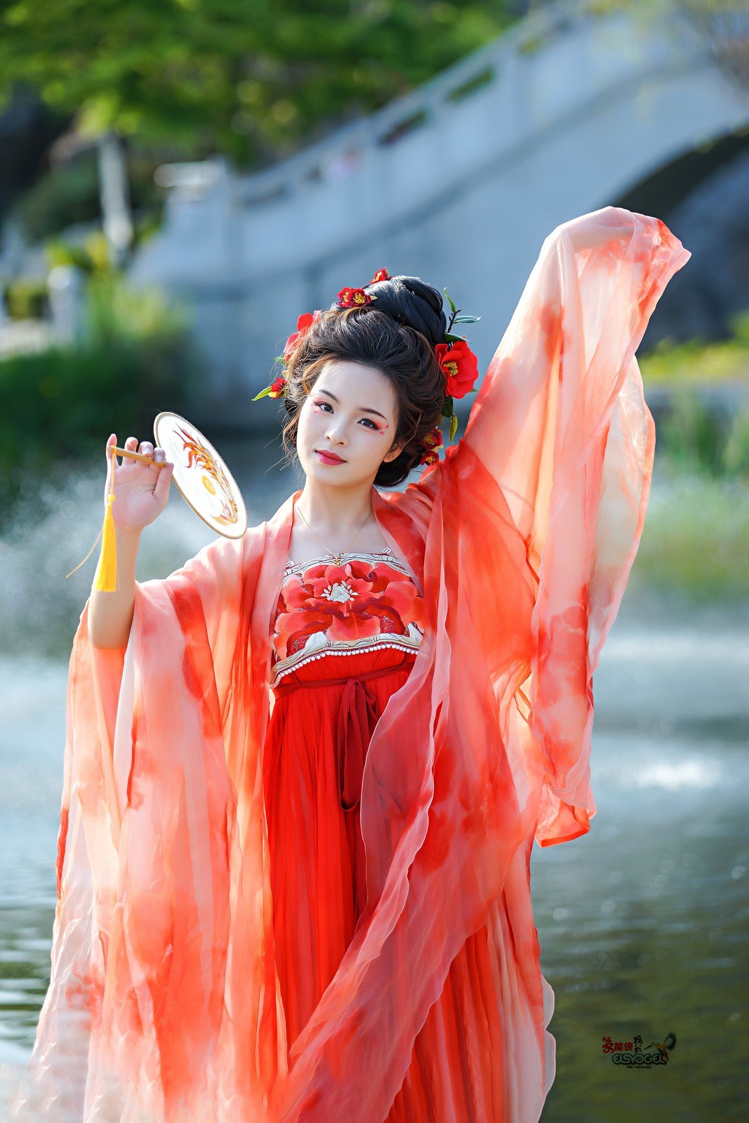 【红衣佳人倚湖畔】---芳芳