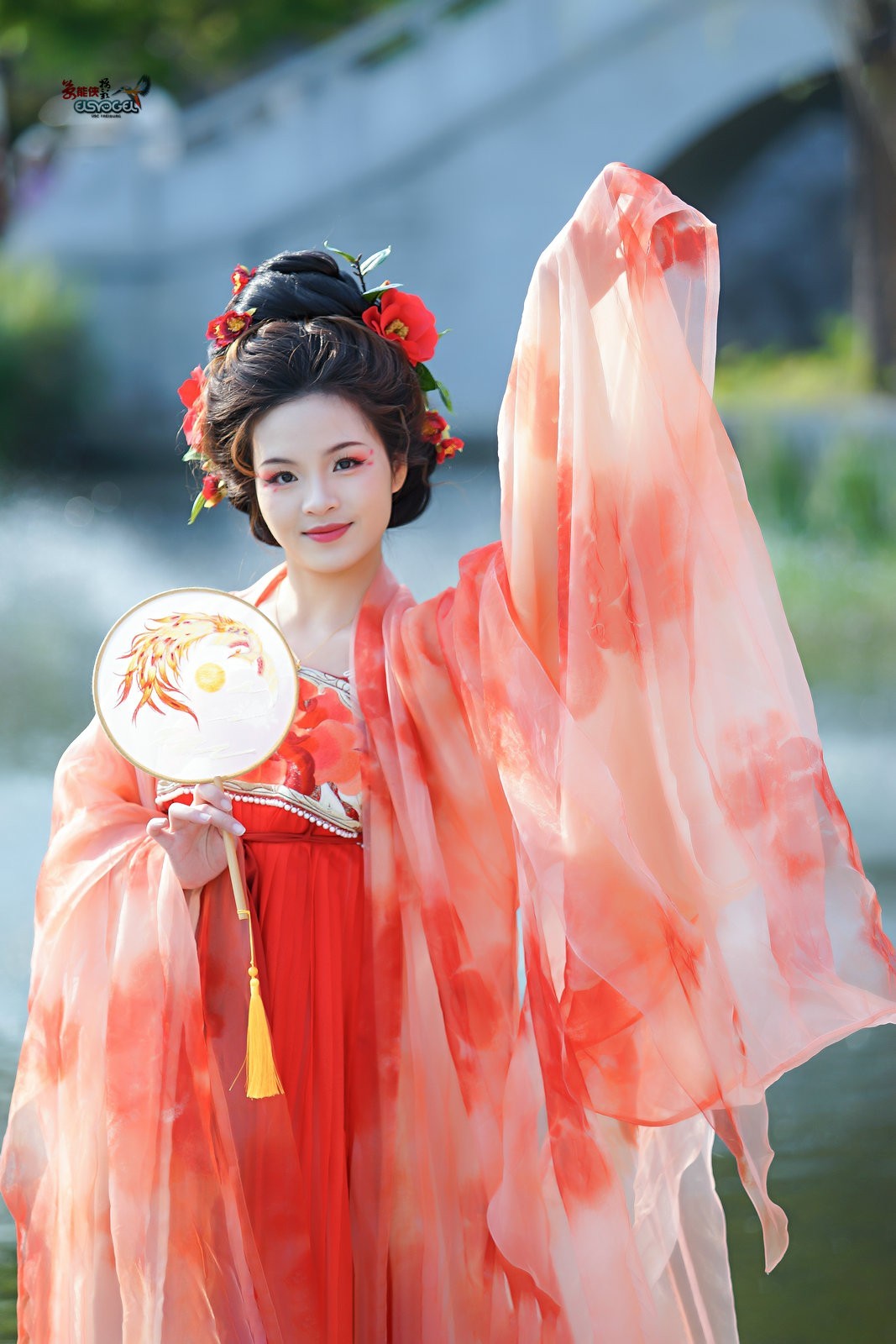 【红衣佳人倚湖畔】---芳芳