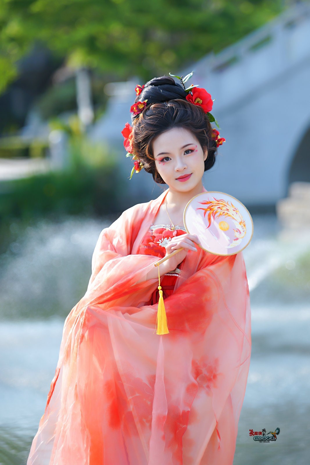 【红衣佳人倚湖畔】---芳芳