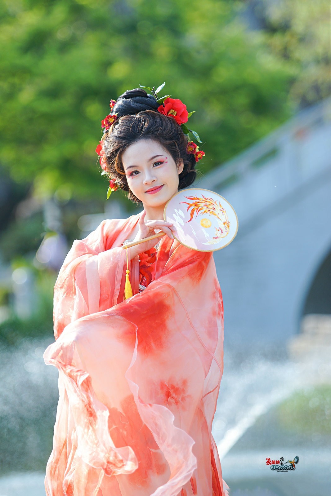 【红衣佳人倚湖畔】---芳芳