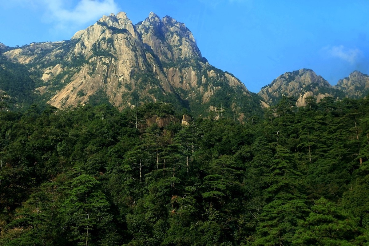 索道车内隔玻璃尝试拍摄黄山远景