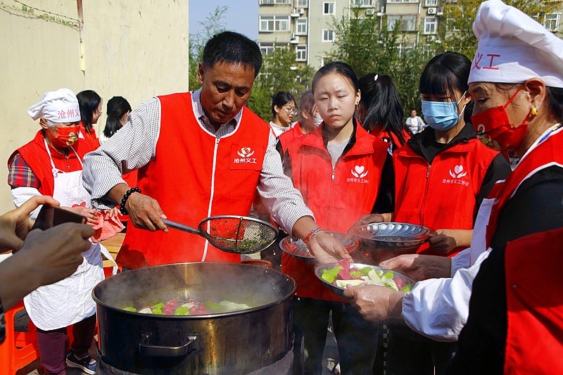 《不老松:纪实摄影》【爱在重阳节、情暖夕阳红】饺子熟