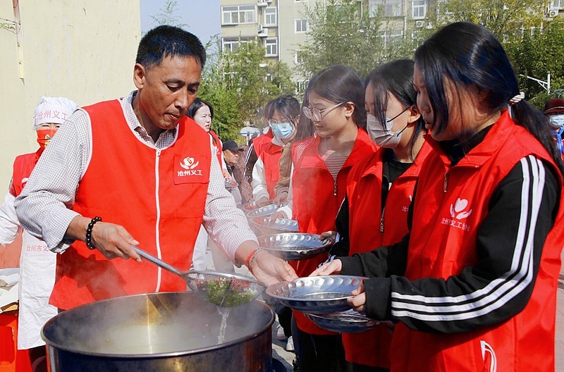 《不老松：纪实摄影》【爱在重阳节、情暖夕阳红】饺子熟