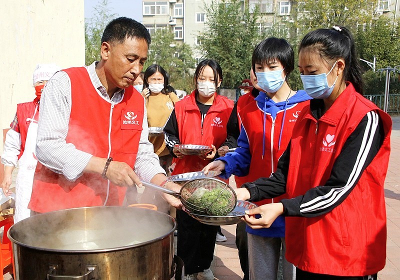 《不老松：纪实摄影》【爱在重阳节、情暖夕阳红】饺子熟