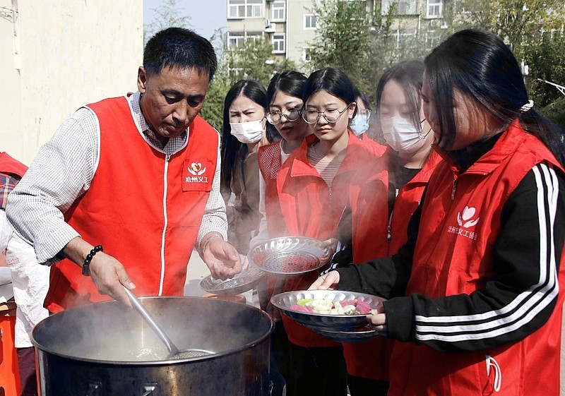 《不老松：纪实摄影》【爱在重阳节、情暖夕阳红】饺子熟
