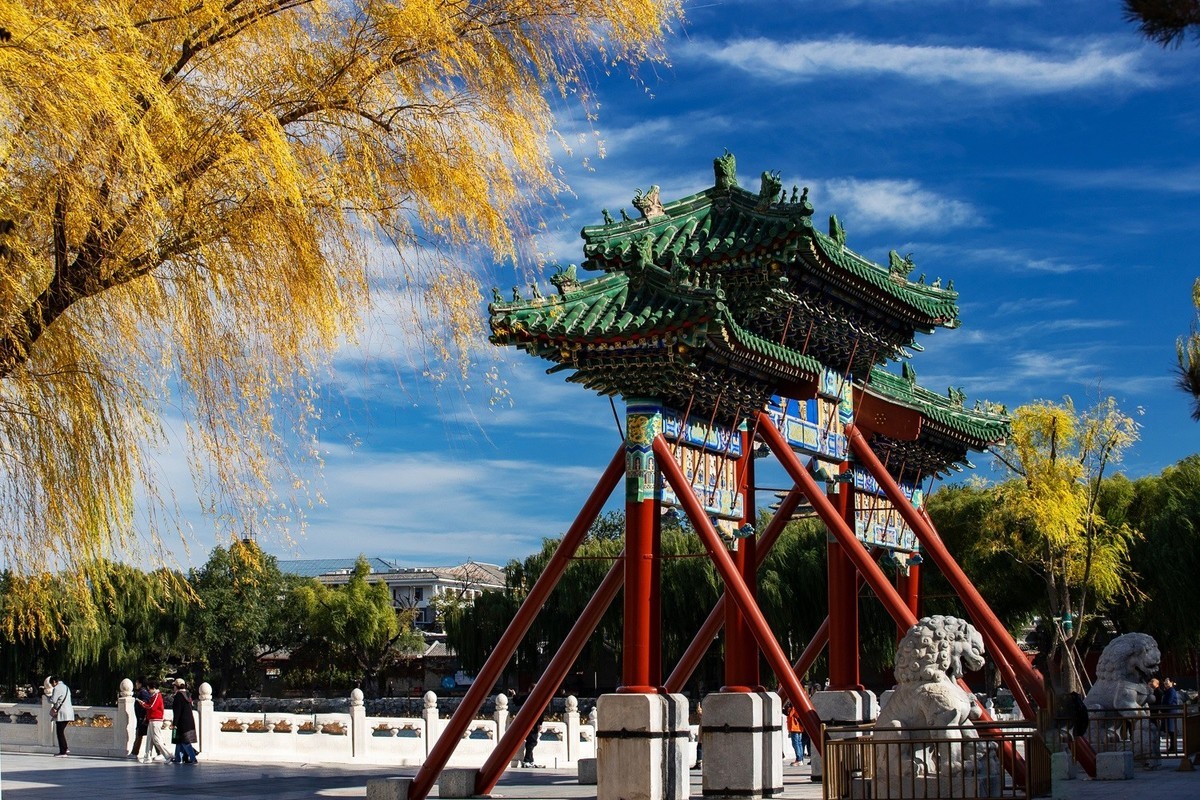 最是一年秋好处，绝胜烟柳满帝都。