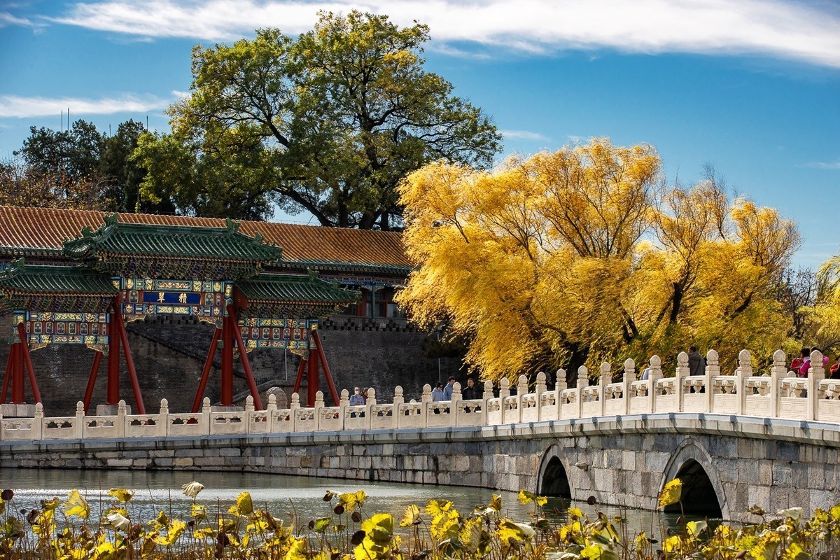 最是一年秋好处，绝胜烟柳满帝都。