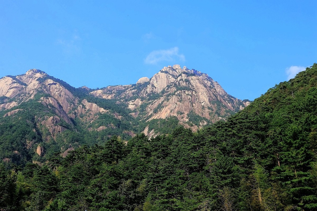 索道车内隔玻璃尝试拍摄黄山远景