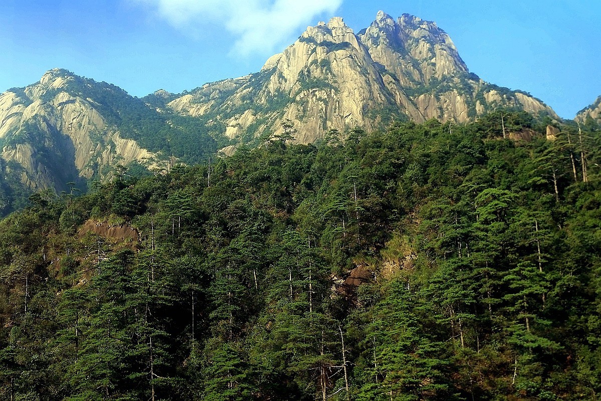 索道车内隔玻璃尝试拍摄黄山远景