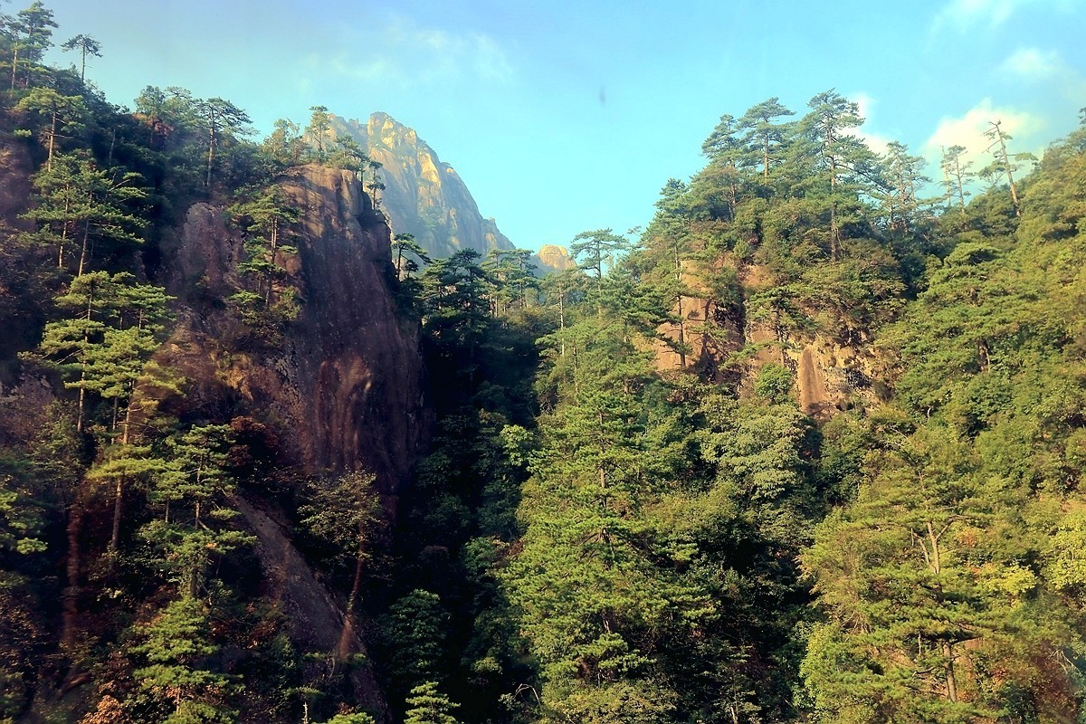 索道车内隔玻璃尝试拍摄黄山远景