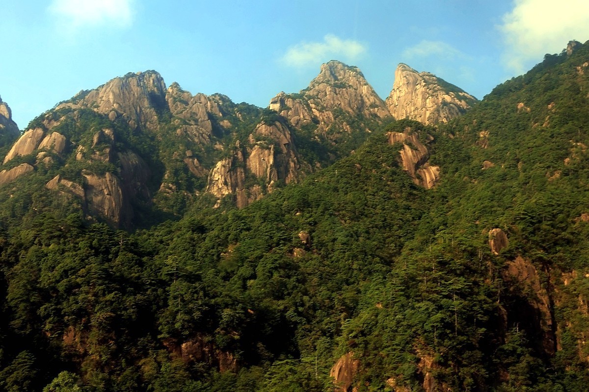 索道车内隔玻璃尝试拍摄黄山远景