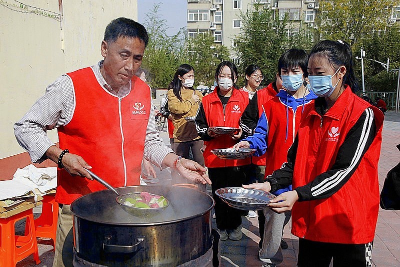 《不老松:纪实摄影》【爱在重阳节、情暖夕阳红】饺子熟