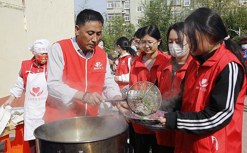 《不老松：纪实摄影》【爱在重阳节、情暖夕阳红】饺子熟