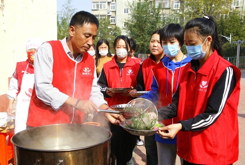 《不老松：纪实摄影》【爱在重阳节、情暖夕阳红】饺子熟