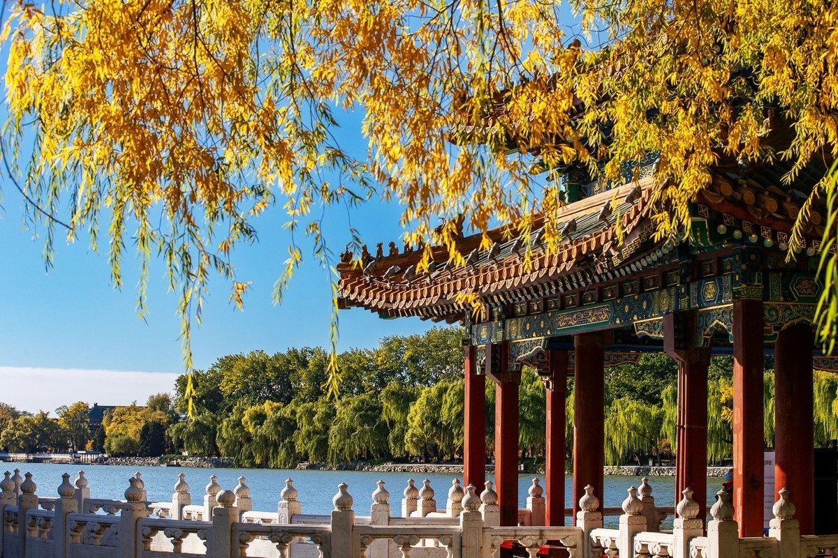 最是一年秋好处，绝胜烟柳满帝都。