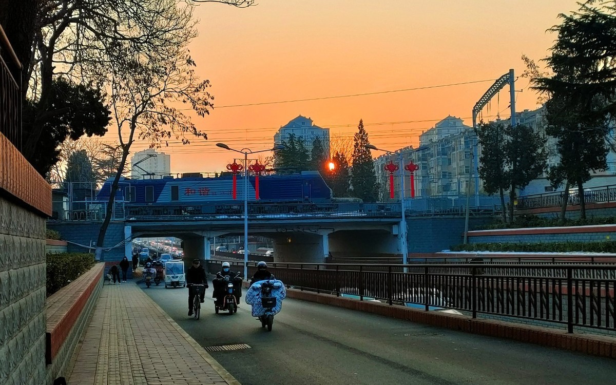 清晨遛弯手机拍摄(续马路之光)——(画质不好开心玩玩)