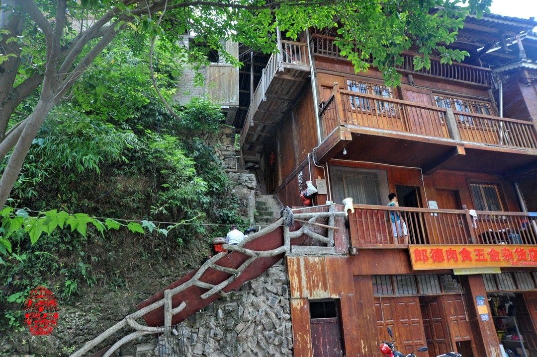 大山里的朗德苗寨二/      周鸣天