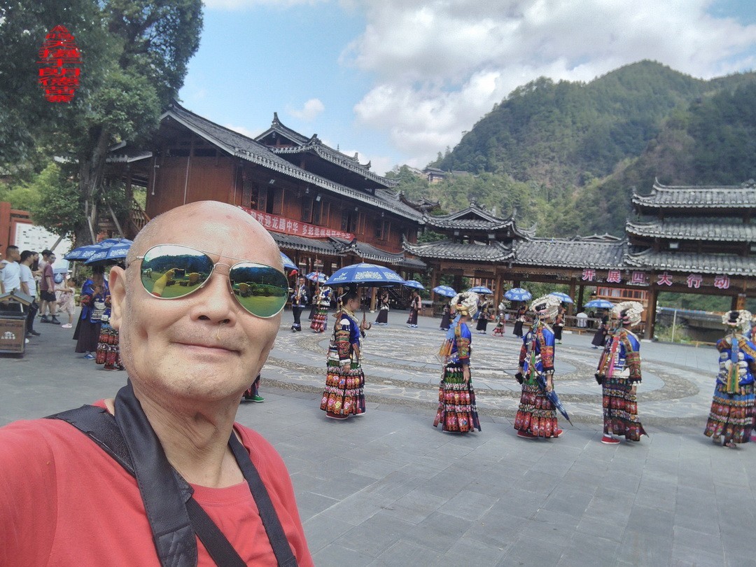 大山里的朗德苗寨二/      周鸣天