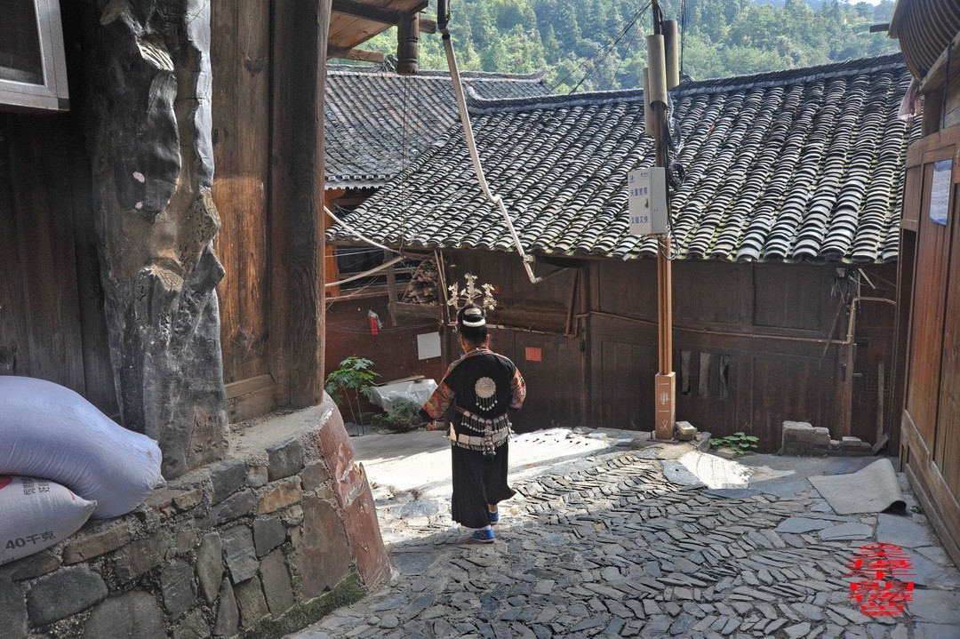 大山里的朗德苗寨二/      周鸣天