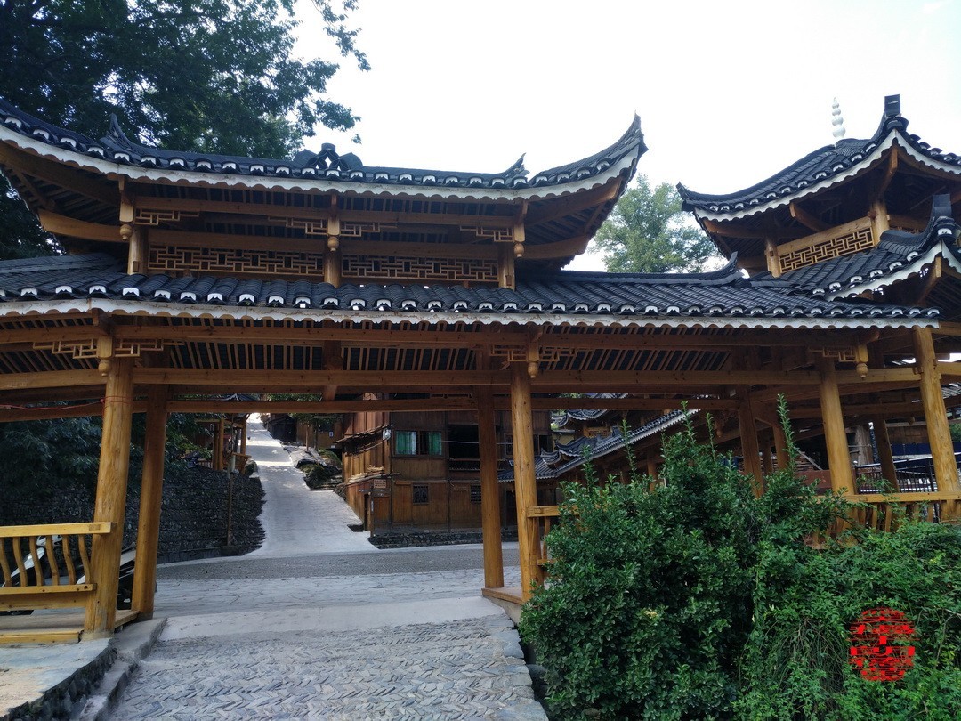 大山里的朗德苗寨二/      周鸣天