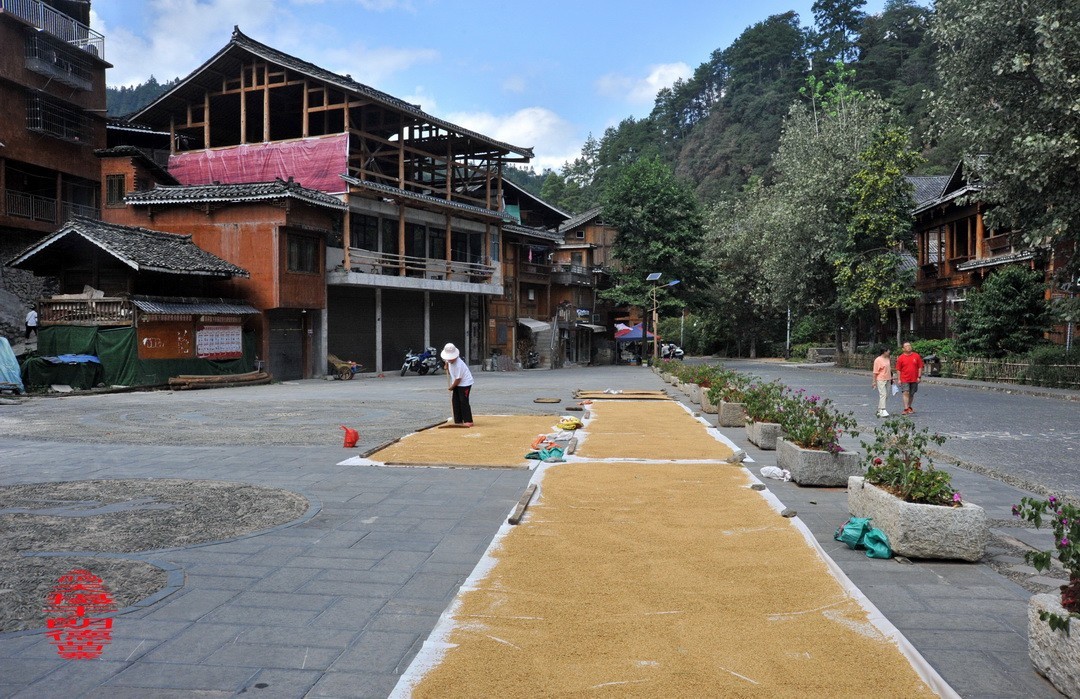 大山里的朗德苗寨二/      周鸣天