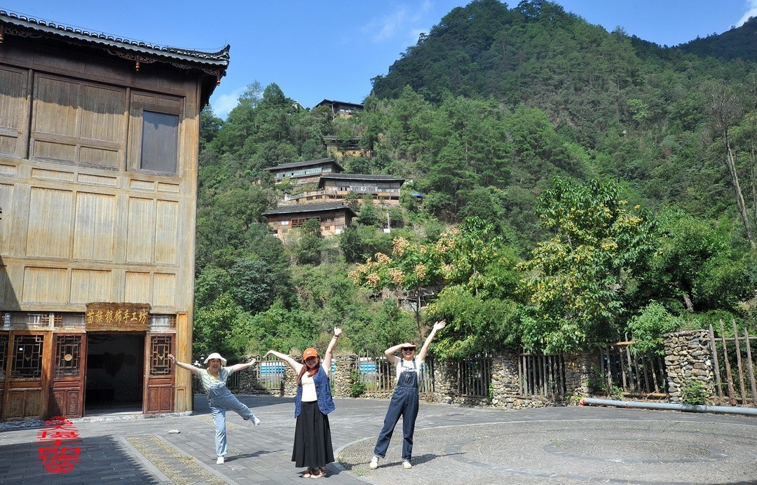 大山里的朗德苗寨二/      周鸣天