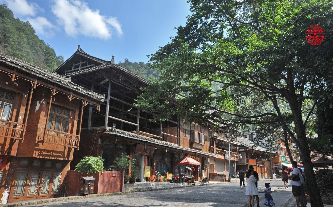 大山里的朗德苗寨二/      周鸣天