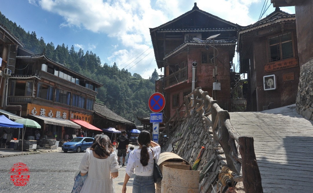 大山里的朗德苗寨二/      周鸣天