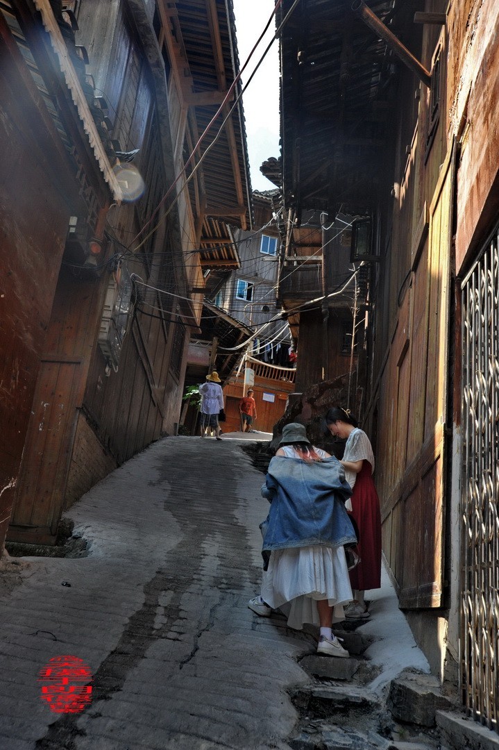 大山里的朗德苗寨二/      周鸣天