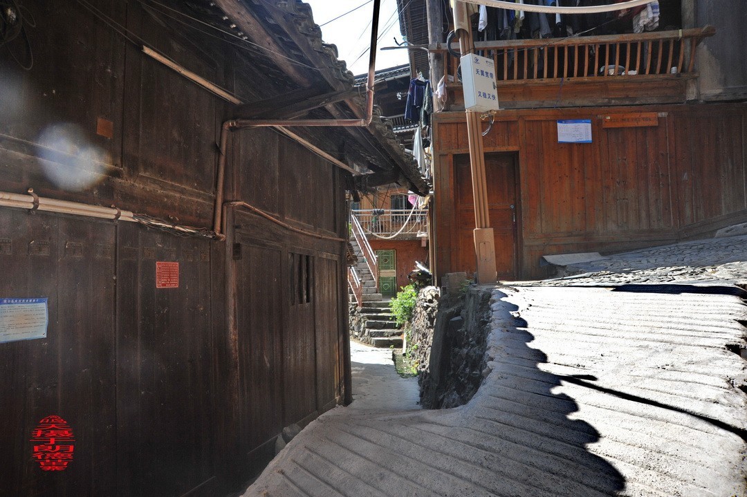 大山里的朗德苗寨二/      周鸣天