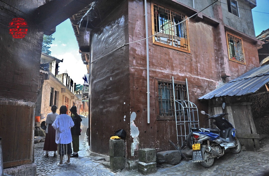 大山里的朗德苗寨二/      周鸣天