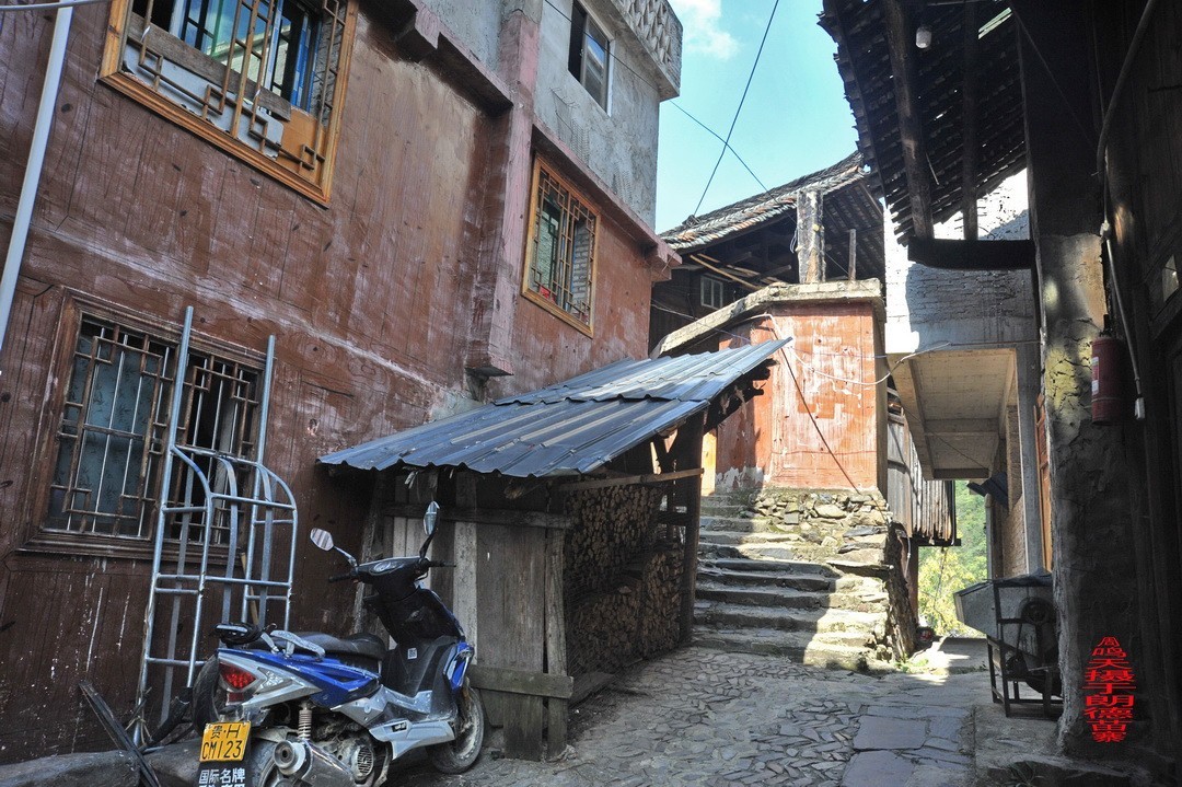 大山里的朗德苗寨二/      周鸣天