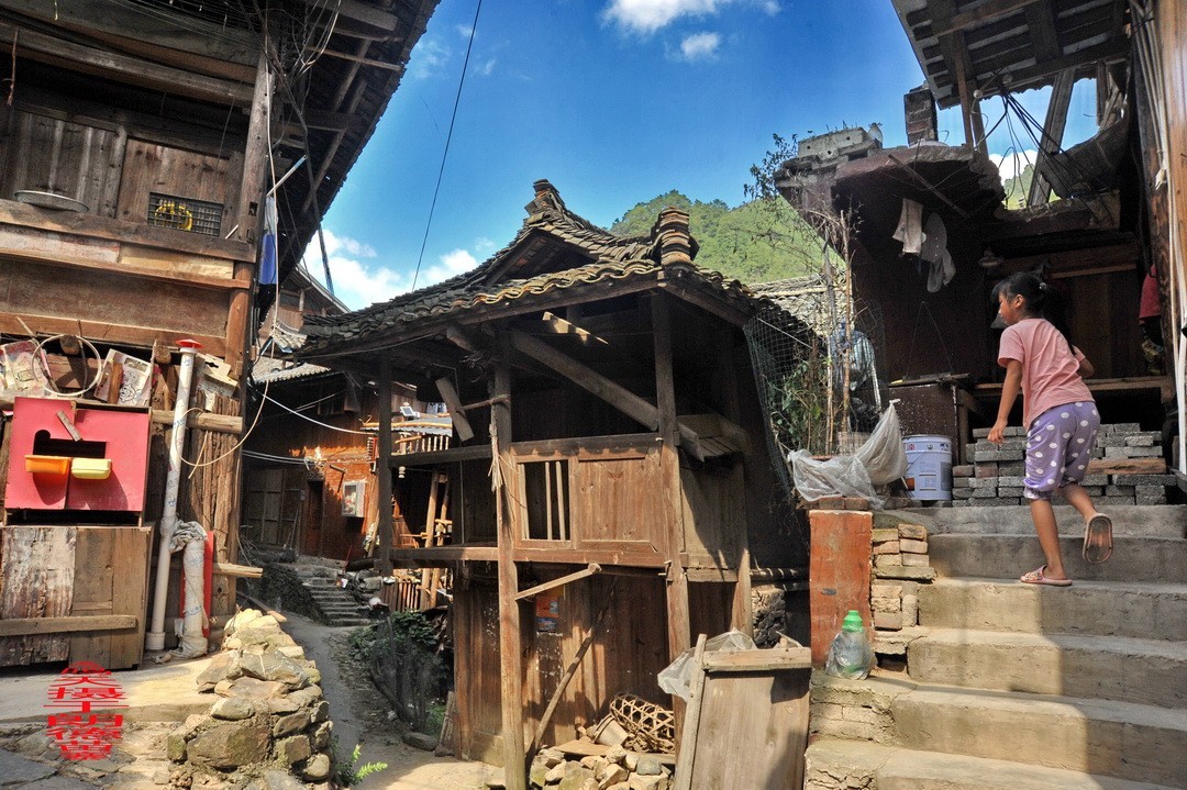 大山里的朗德苗寨二/      周鸣天