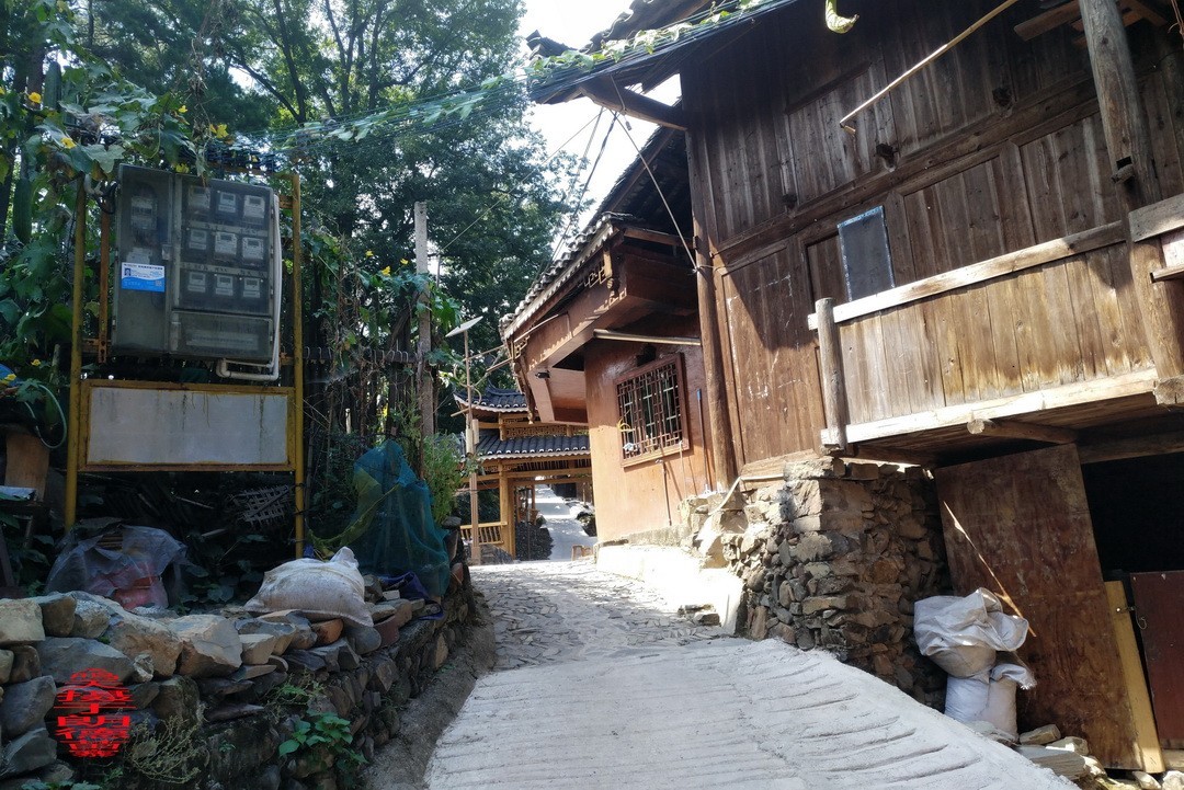 大山里的朗德苗寨二/      周鸣天