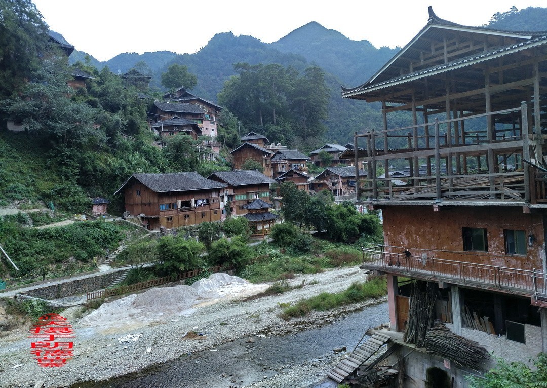 大山里的朗德苗寨二/      周鸣天