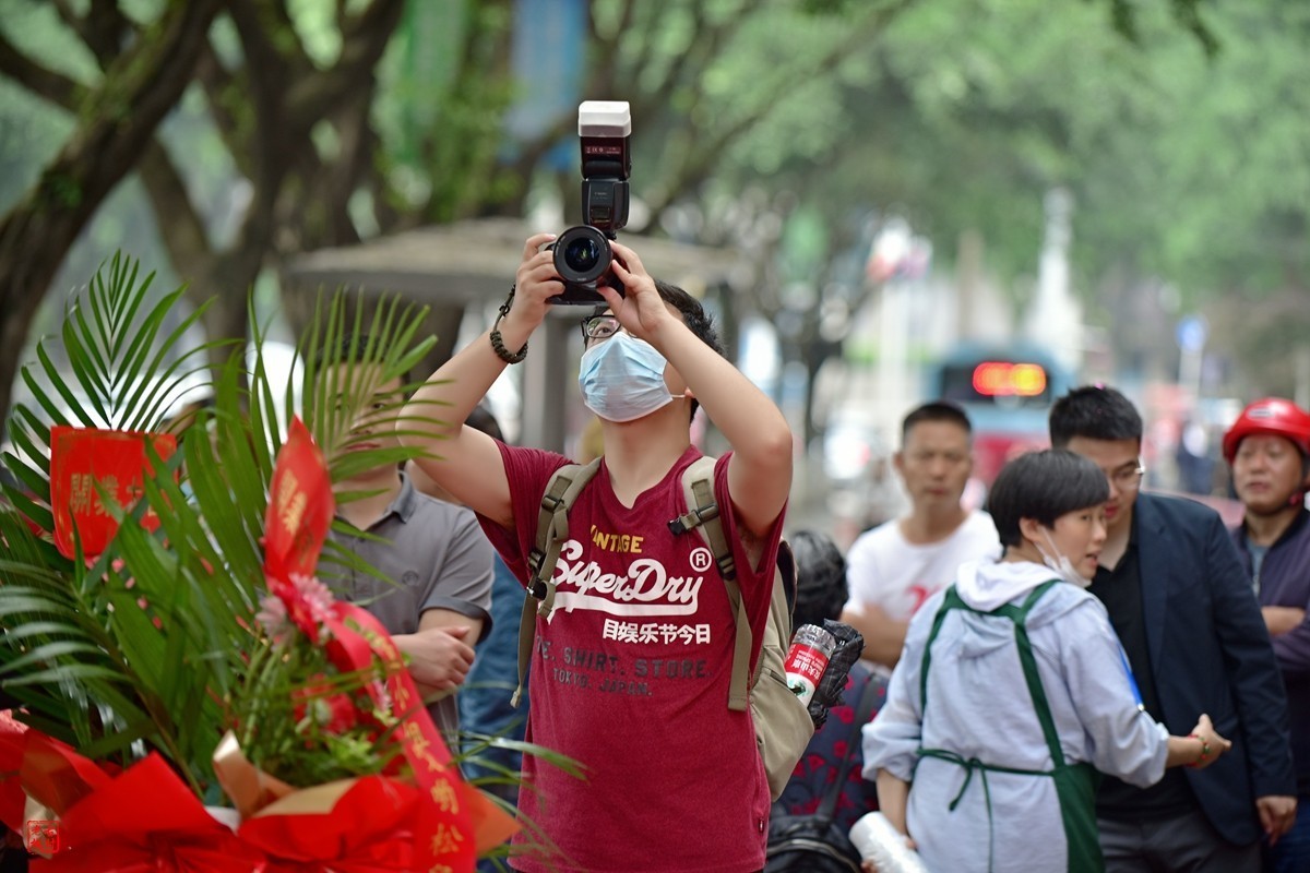 楼下超市开业，请草台班助阵(3)