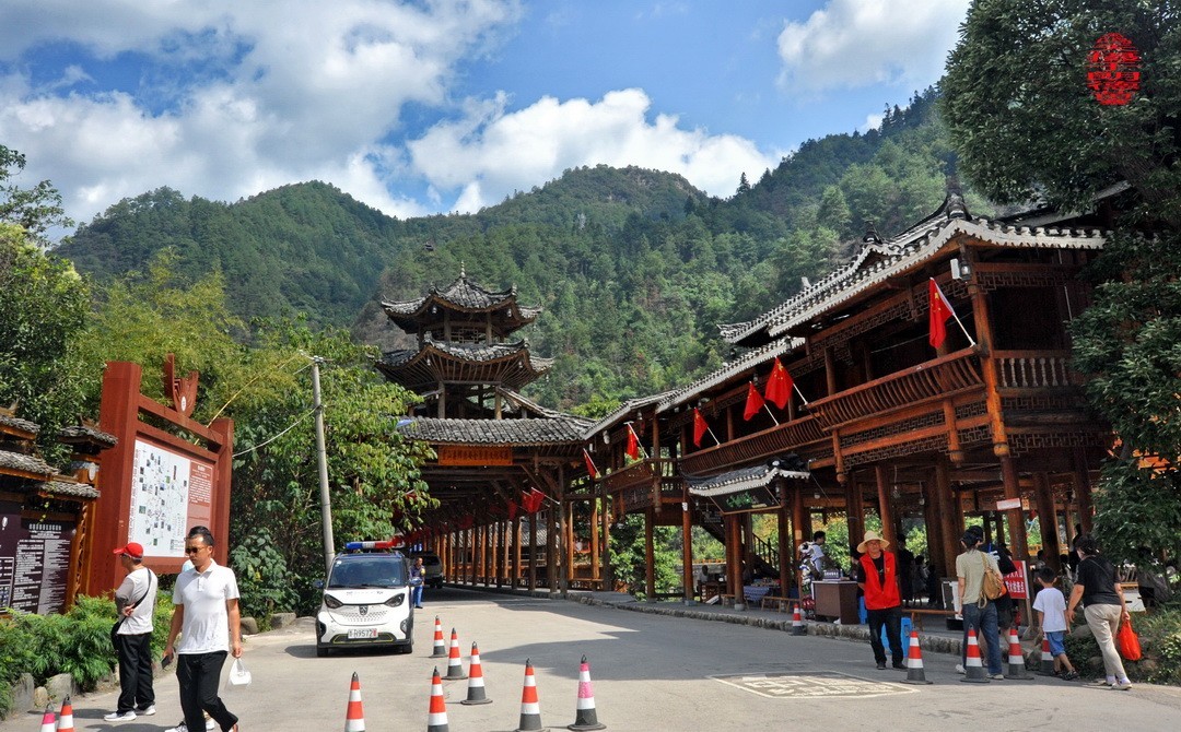 大山里的朗德苗寨二/      周鸣天